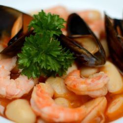 Alubias con langostinos y mejillones