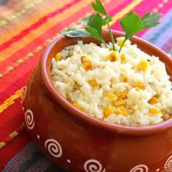 Arroz blanco con elote y crema