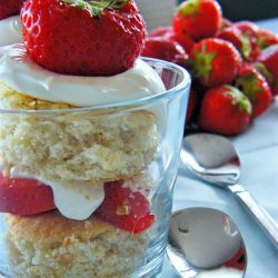 Bisquets sin gluten con fresas y crema