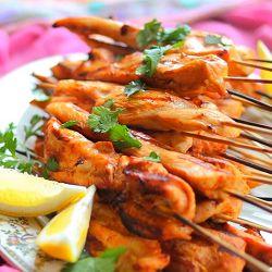 brochetas-de-pollo-con-salsa-de-cacahuate-(satay)-7801-9159.jpg