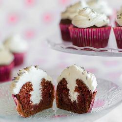 Cupcakes de chocolate rellenos de crema batida