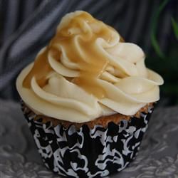 Cupcakes sabor almendra con betún de caramelo