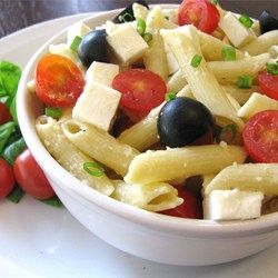 Ensalada de pasta con jitomate y queso