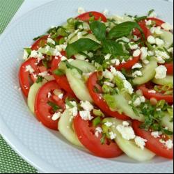 Ensalada de pepino con jitomate y queso