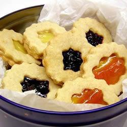 Galletas de almendra con mermelada de frambuesa