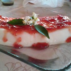 Gelatina de queso con salsa de fresas