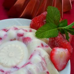 Gelatina de tres leches con fresas frescas