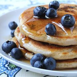 Hot cakes con moras azules