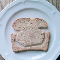 Mono de pan con fruta para niños