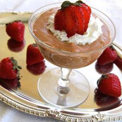 Mousse de chocolate con fresas en minutos