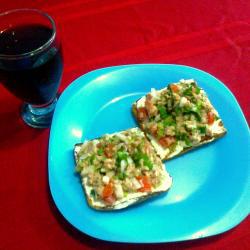 Pan tostado con atún al pico de gallo