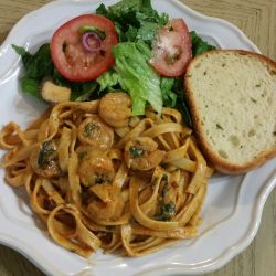 Pasta con camarones al chipotle