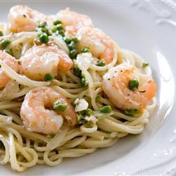 Pasta con camarones y queso feta