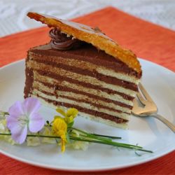 Pastel cubierto con chocolate y caramelo