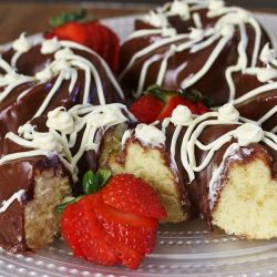 Pastel de chocolate blanco con crema