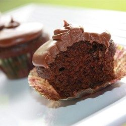 Pastel de chocolate con crema y vainilla