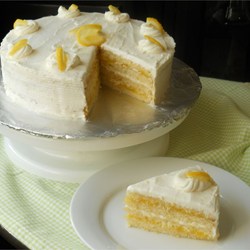 Pastel de limón con relleno de limón y betún de limón