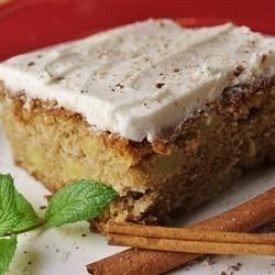 Pastel de manzana con betún de canela