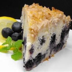 Pastel de moras azules con coco tostado