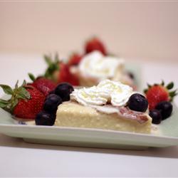 Pastel de tres leches con crema y fresas