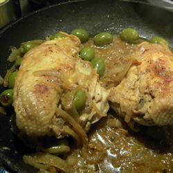 Pollo con aceitunas verdes