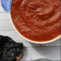 Salsa de chile pasilla con jitomate y tomatillo
