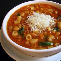 Sopa de frijol y pasta con jitomate