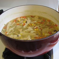 Sopa de pollo con fideos caseros