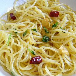 Spaghetti con ajo y aceite de oliva