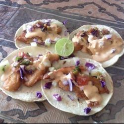 Tacos de pescado empanizado y frito