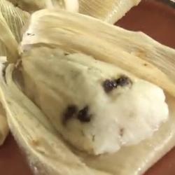 Tamales de coco y frutas cristalizadas