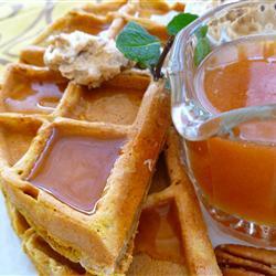 Waffles de calabaza con jarabe de manzana